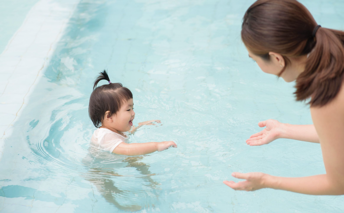 bayi berenang